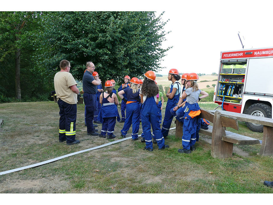 Naumburger Jugendfeuerwehr hilft an der Weingartenkapelle (Foto: Karl-Franz Thiede)